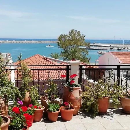 Nikoleon Historical Center And Sea View House Апартаменты *